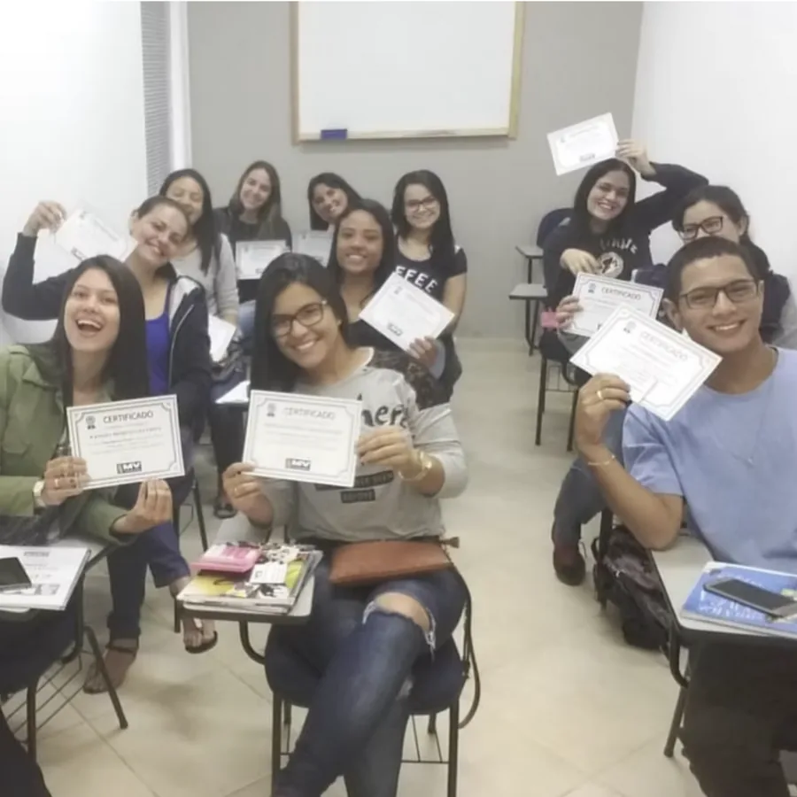 Turma da MV comemorando com os certificados em mãos